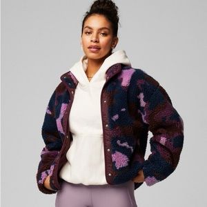 Fabletics Tahoe Teddy Jacket in purple camo XXL/1X